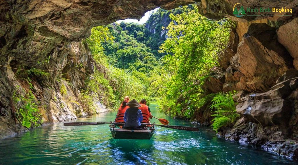 Du khách ngồi thuyền tham quan Tràng An