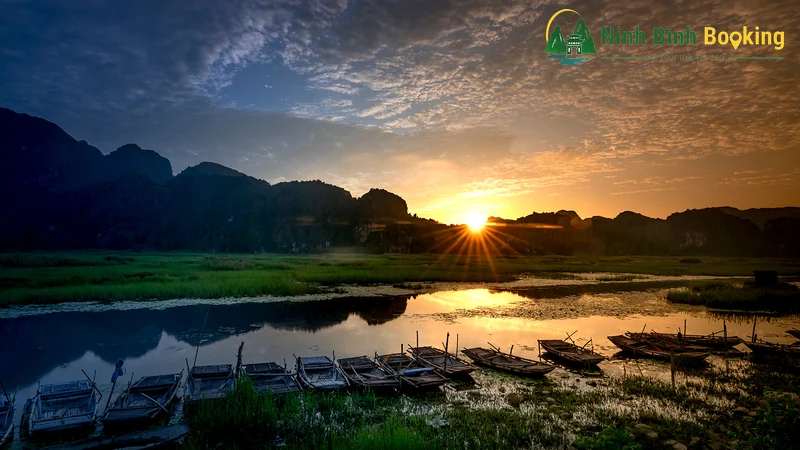 Die romantische Sonnenuntergangsszene in der Lagune von Van Long