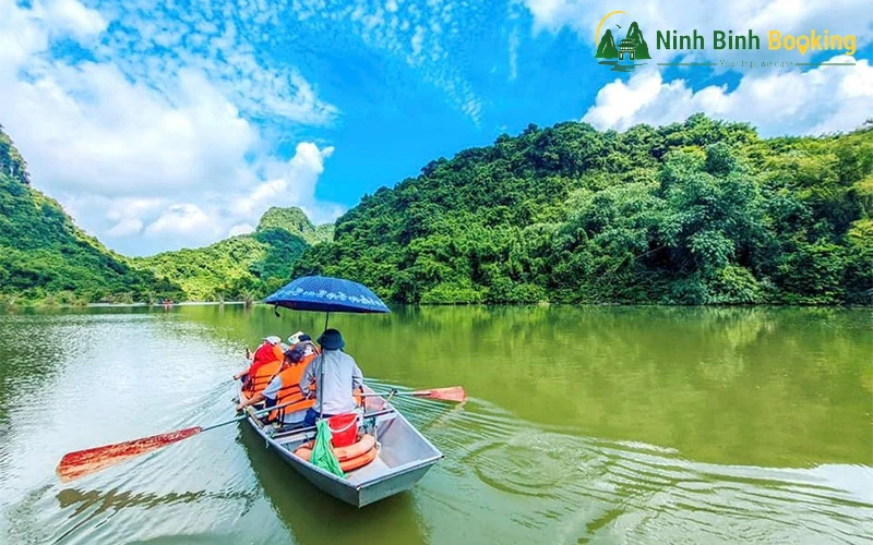 Chèo thuyền ở Thung Nham Ninh Bình