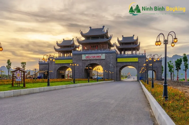 Cổng Tam Quan Chùa Tam Chúc
