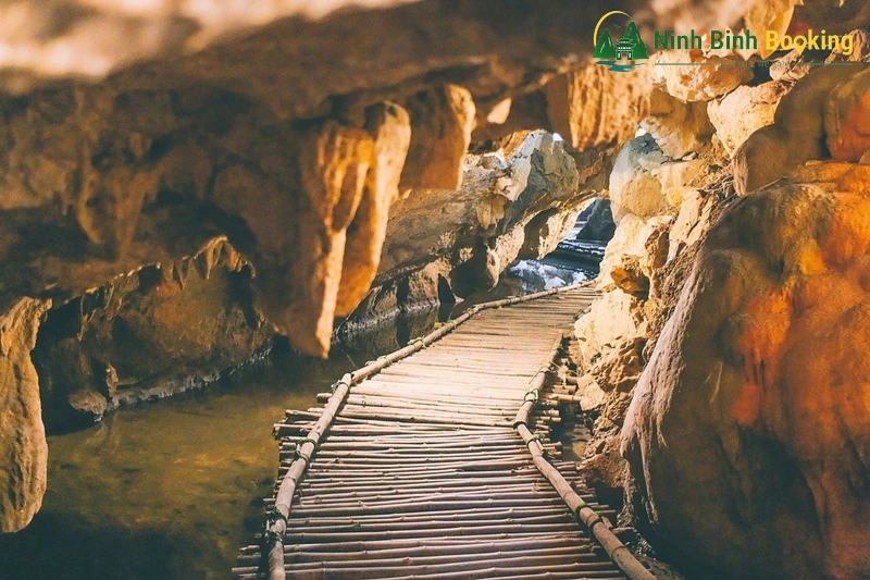 Lối đi bên trong hang Bụt