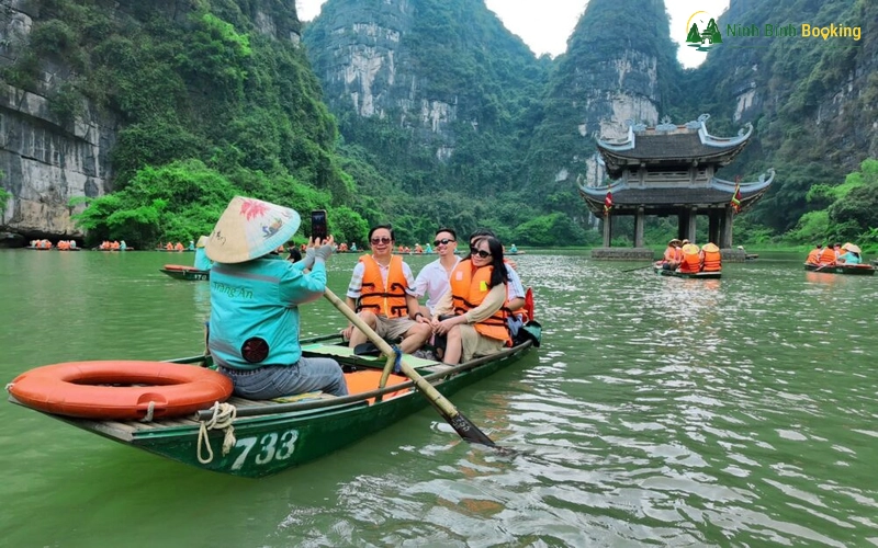 Du khách chụp ảnh checkin