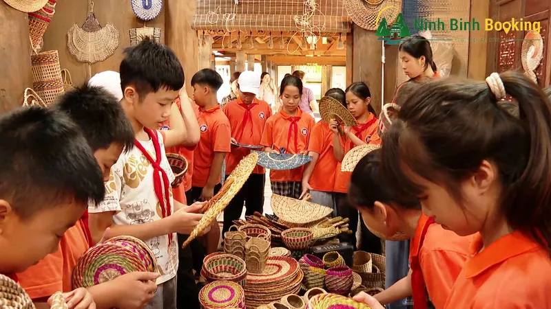 Học sinh trải nghiệm không giang nghề truyền thống ở Tam Cốc